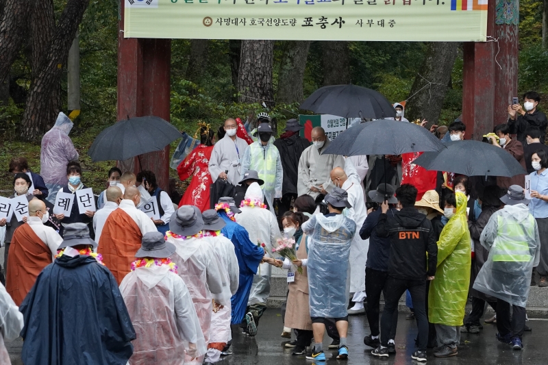 표충사에 도착하는 순례대중을 환영하는 이주민들과 표충사 대중들 (10)